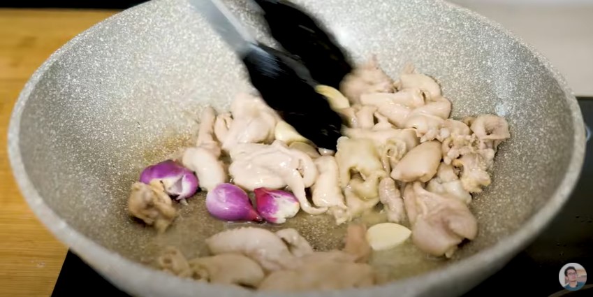 9 Cara bikin minyak goreng dari kulit ayam, praktis buat jadi stok