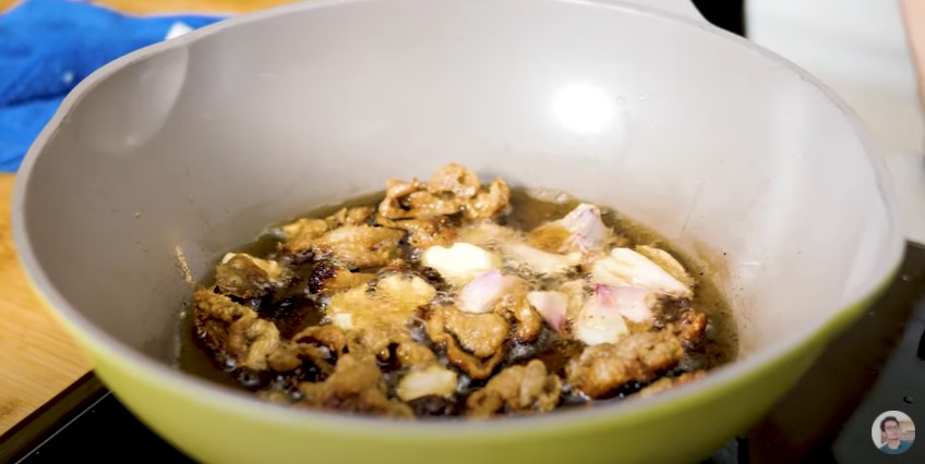 9 Cara bikin minyak goreng dari kulit ayam, praktis buat jadi stok