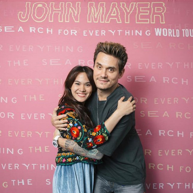 Momen 7 seleb dengan penyanyi dunia, Mick Jagger bonceng Ria Irawan