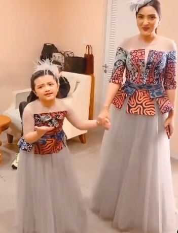 Lolos kompetisi menyanyi di AS, intip 8 gaya Arsy saat manggung