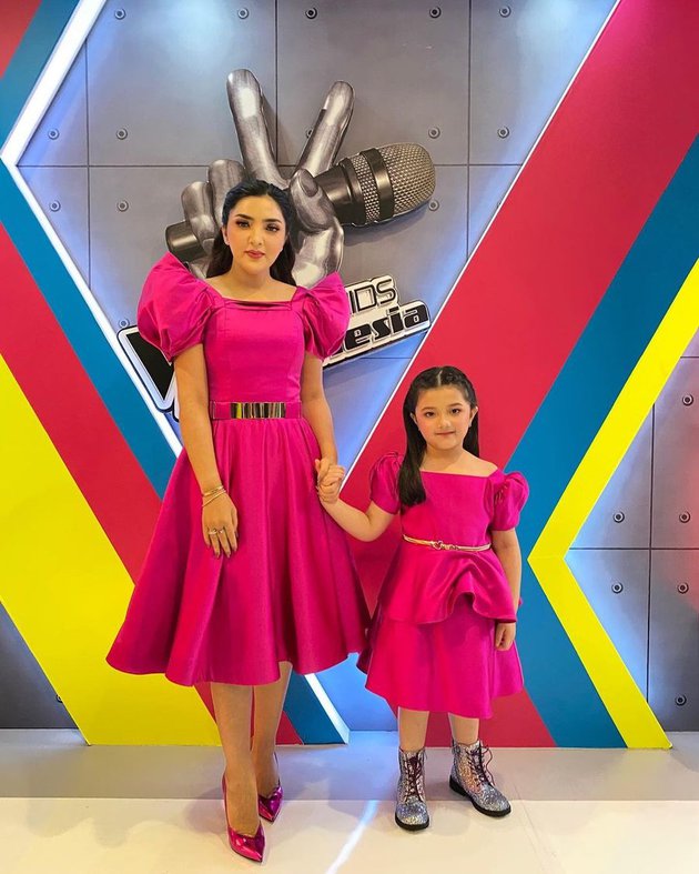 Lolos kompetisi menyanyi di AS, intip 8 gaya Arsy saat manggung