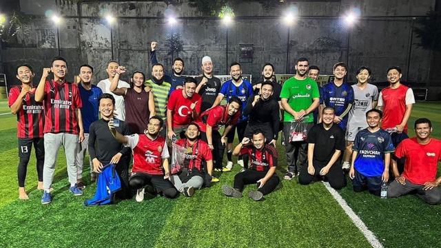5 Potret Rizky Billar dan geng pengajian, main bola diselingi dakwah