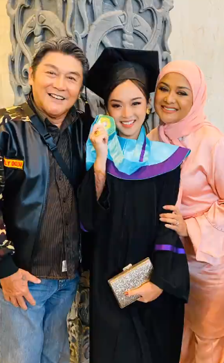 7 Momen Betharia Sonata dan Willy Dozan kompak hadiri wisuda anak