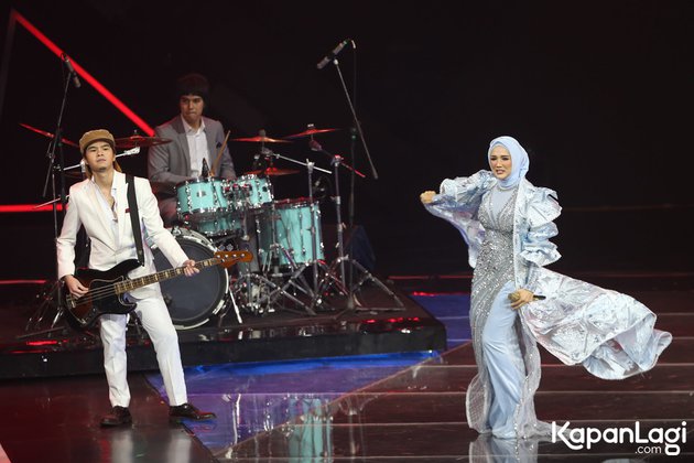 9 Potret kedekatan Mulan Jameela bareng Al, El, Dul, manggung bareng