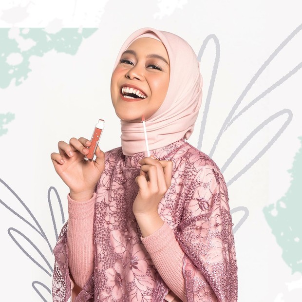 11 Potret Lesty Kejora bintangi iklan kosmetik, gaya hijabnya disorot