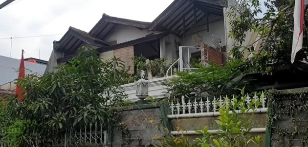 rumah mendiang Poppy Mercury berbagai sumber