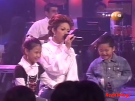 11 Potret aksi panggung Krisdayanti dan Aurel dari kecil hingga kini