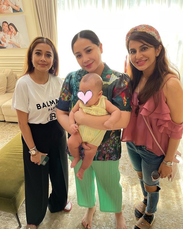 9 Momen Tina 'Icha' dan Roop Durgapal bertemu keluarga Raffi Ahmad