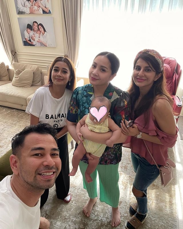 9 Momen Tina 'Icha' dan Roop Durgapal bertemu keluarga Raffi Ahmad