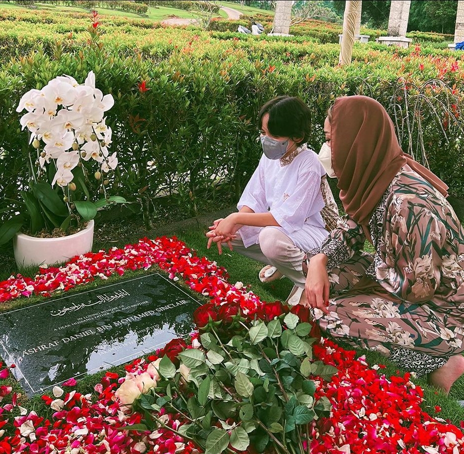 Momen 10 seleb ziarah jelang Ramadhan, Ria Ricis menangis rindu