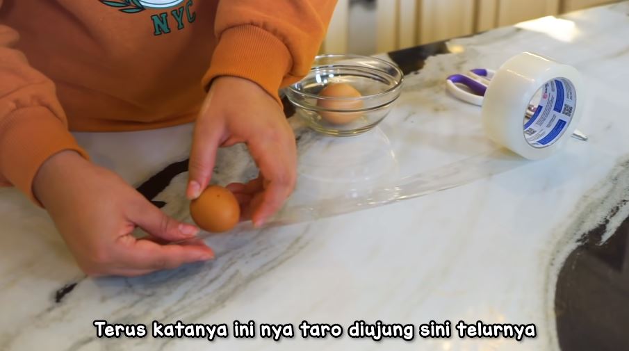 7 Cara cepat mengupas telur rebus ala Tasyi Athasyia, hasil mulus