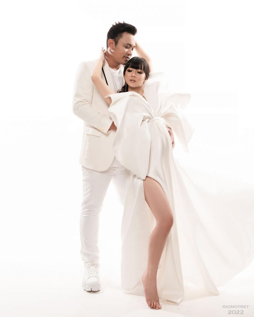 11 Potret maternity Adiezty Fersa istri Gilang Dirga, gayanya elegan