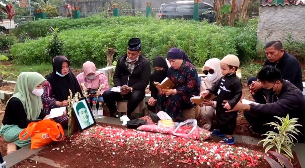 Jelang Ramadan, 11 momen keluarga Fuji ziarah ke makam Vanessa & Bibi