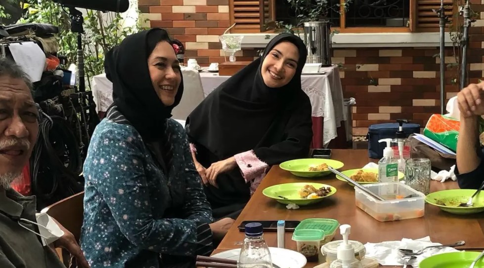 9 Pesona Maudy Koesnaedi berhijab di 'Para Pencari Tuhan', kian anggun