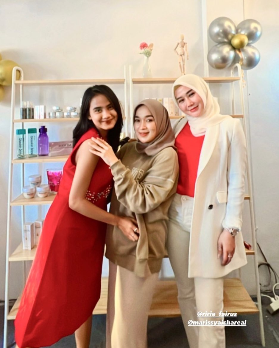 11 Pesona Syifa Salma, sang manajer Haji Faisal ayah Fuji