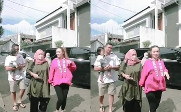 7 Gaya Zaskia Gotik pamer baby bump anak kedua, simpel pakai dress