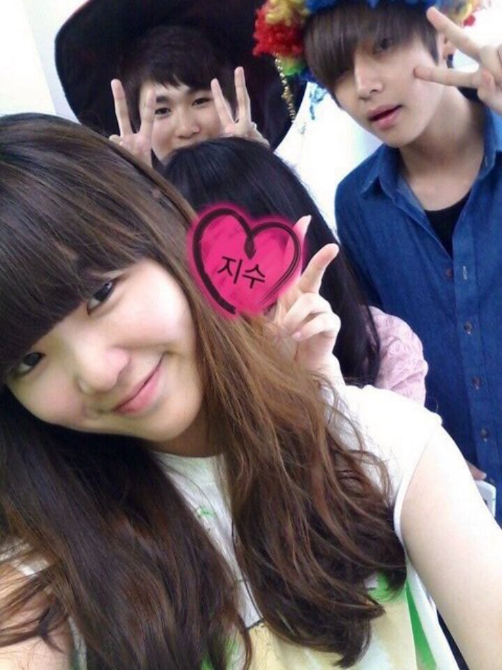 Potret kedekatan V BTS bareng 5 artis wanita, rayu Olivia Rodrigo