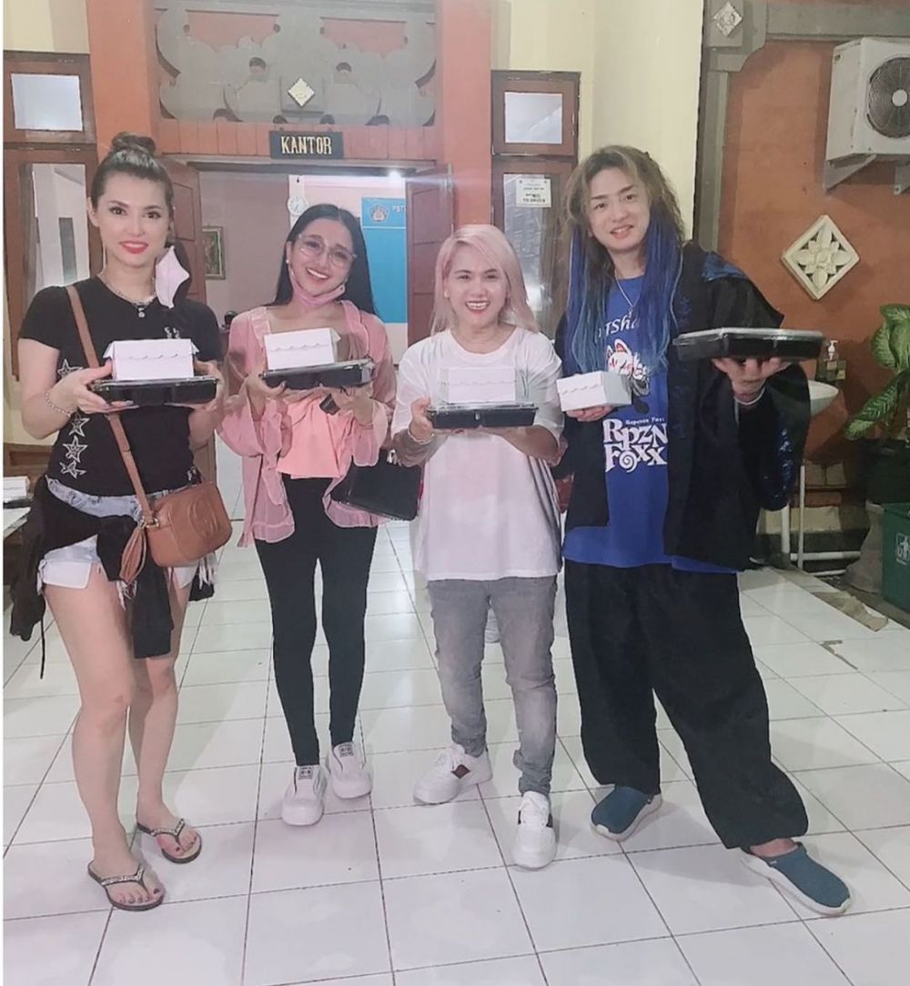 11 Momen Maria Ozawa di Bali, kunjungi panti hingga video call Raffi