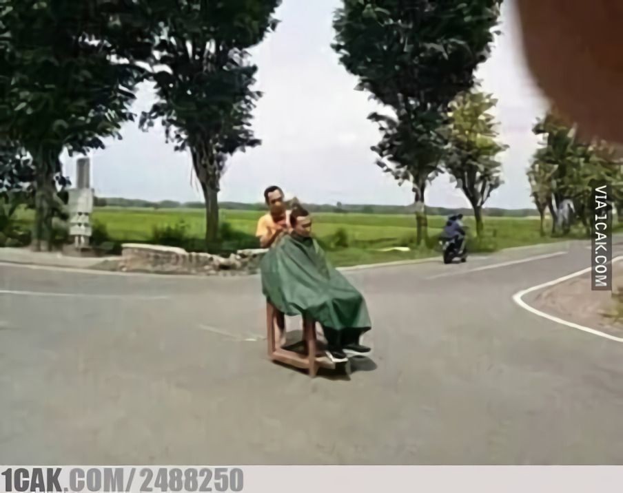 17 Momen nyeleneh orang dewasa potong rambut, bikin geleng kepala