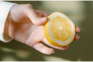 8 Manfaat minum air lemon saat sahur, bantu atasi bau mulut