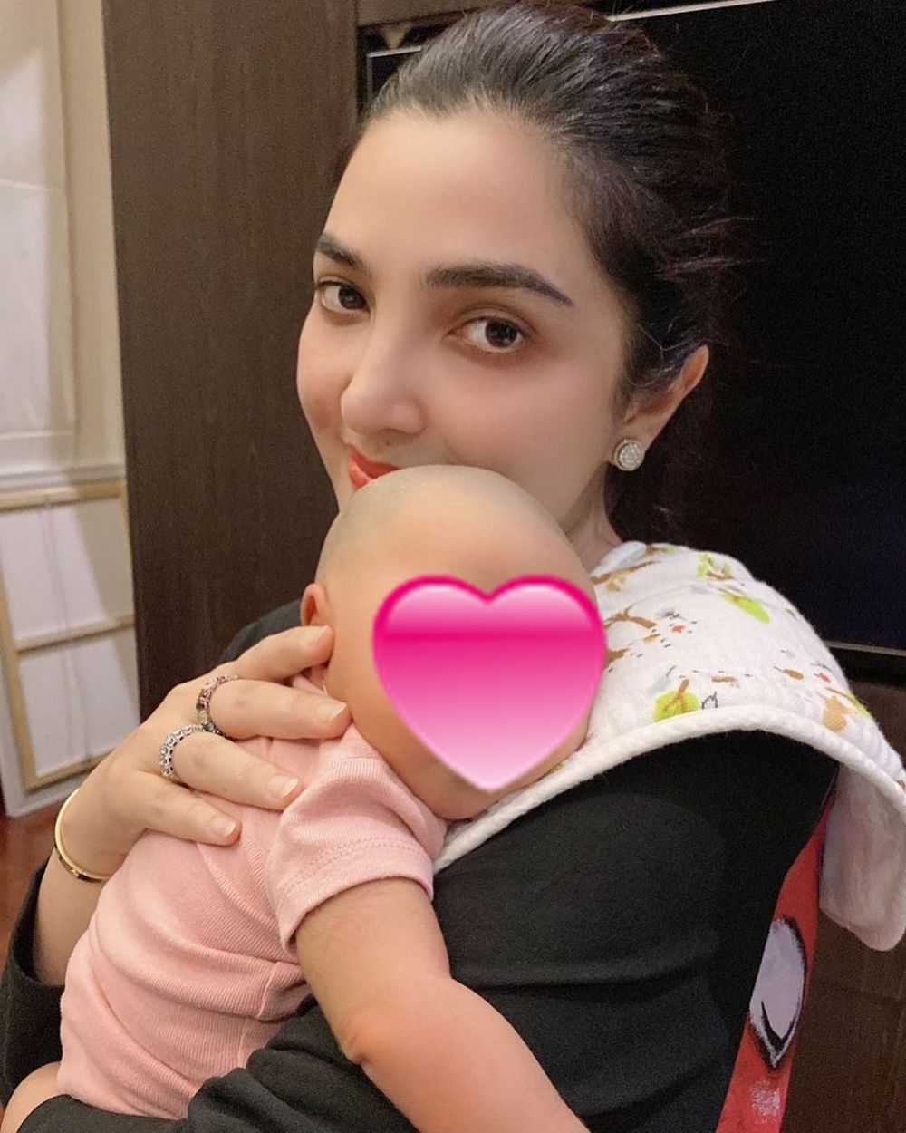 11 Gaya seleb saat momong cucu, Krisdayanti curi perhatian