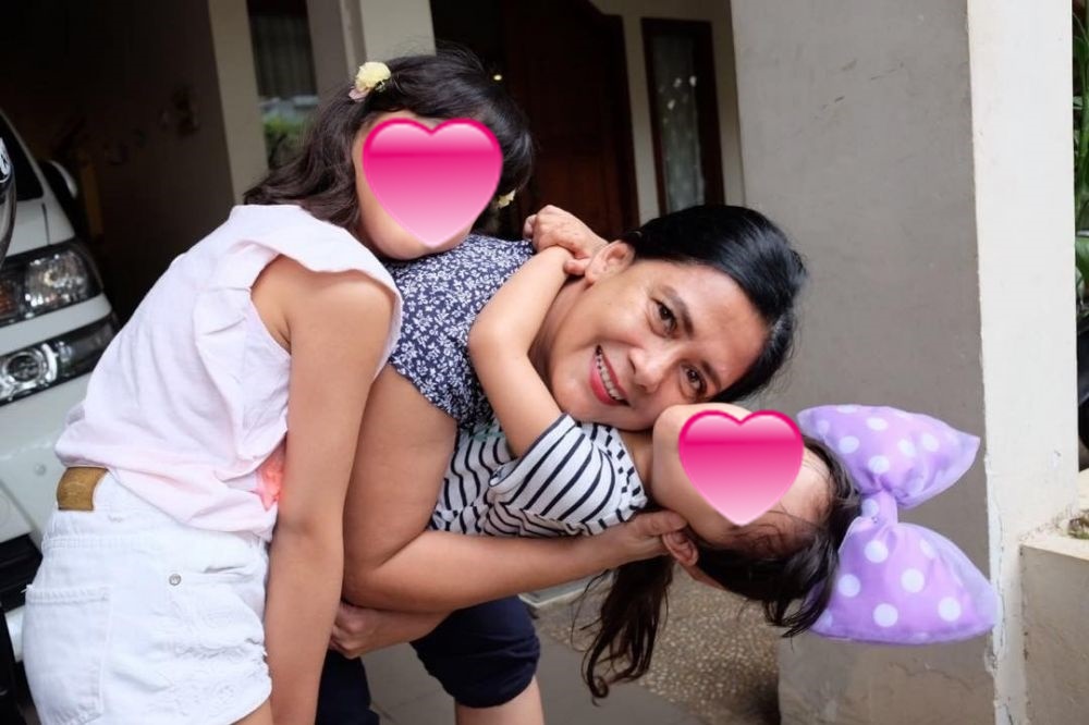 11 Gaya seleb saat momong cucu, Krisdayanti curi perhatian