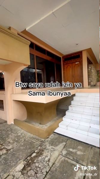 Viral rumah megah di tengah desa ini desainnya unik, intip 9 potretnya