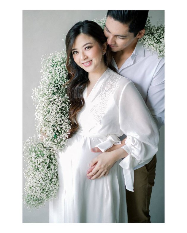 9 Gaya maternity shoot kehamilan kedua Franda, bertema floral