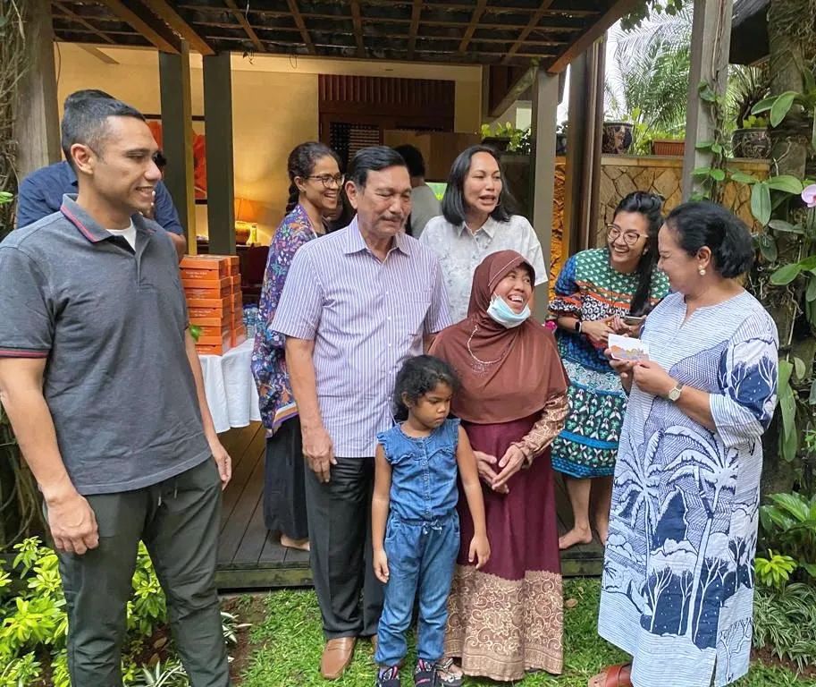 Momen perpisahan Luhut Pandjaitan dengan ART, janji berangkatkan haji