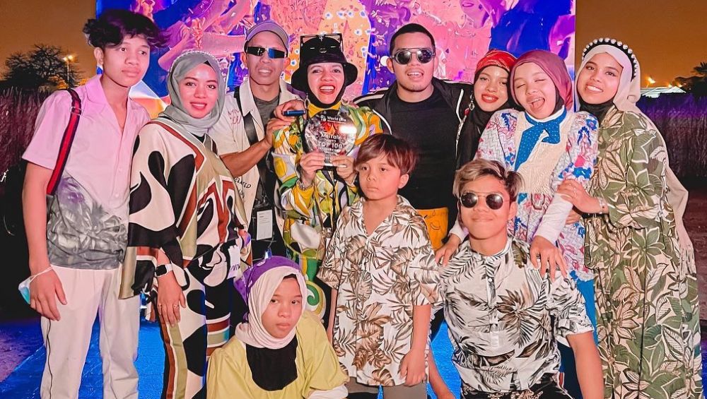 11 Potret keluarga Halilintar liburan di Dubai, coba wahana menantang