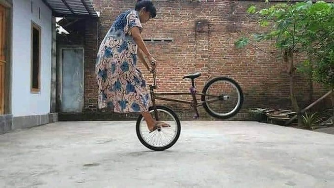 13 Potret lucu orang naik sepeda, aksinya bikin geleng kepala