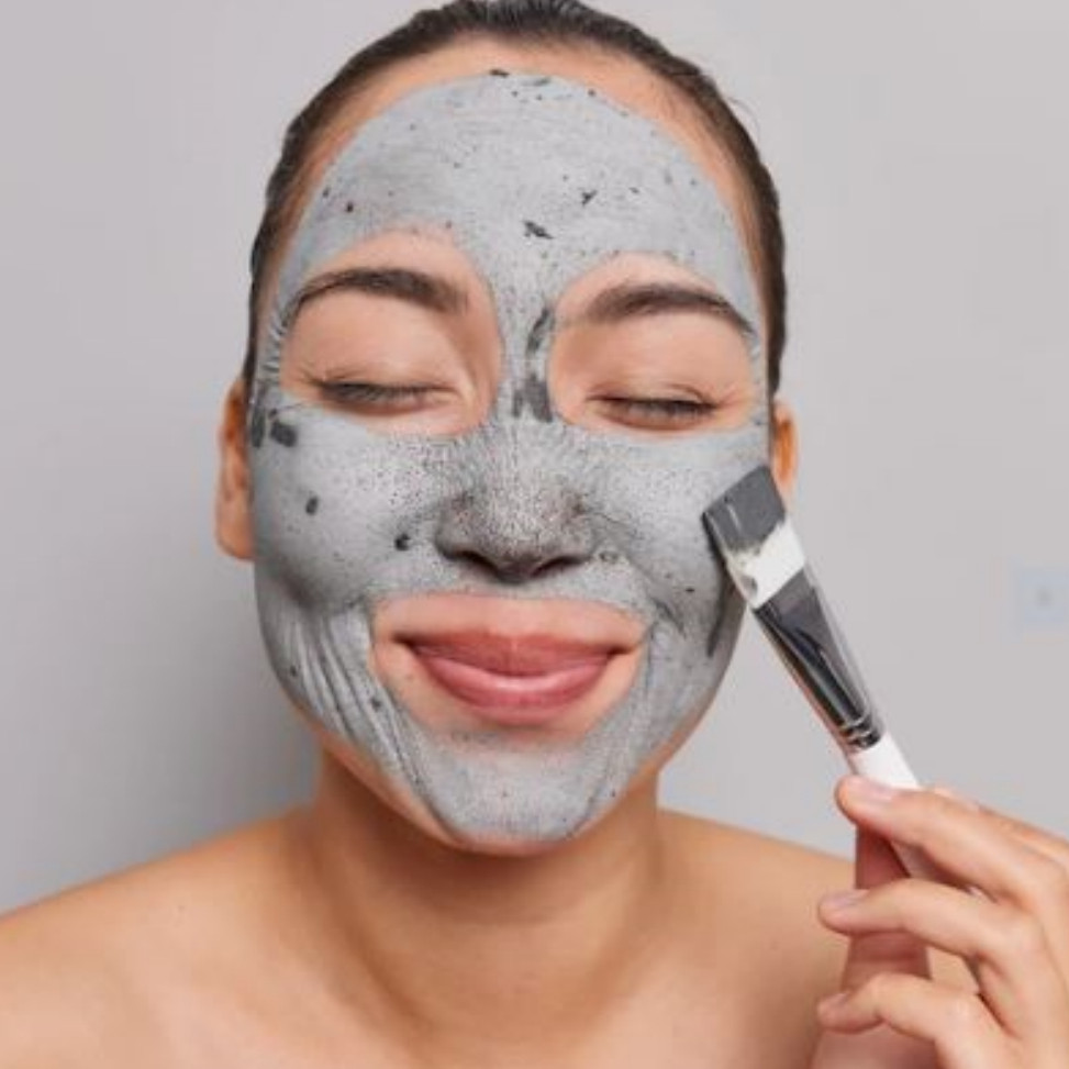 5 Cara membuat masker peel off secara alami, bantu atasi komedo