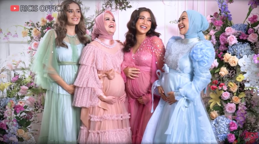 11 Maternity shoot Ria Ricis bareng geng The Bumils, anggun menawan