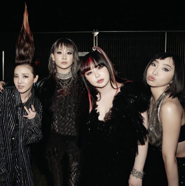 11 Gaya rambut nyentrik Sandara Park 2NE1, jambul ala Trolls ikonik