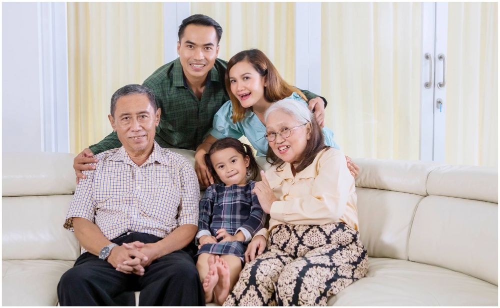7 Ide pose foto bareng keluarga saat Lebaran di rumah, kece abis
