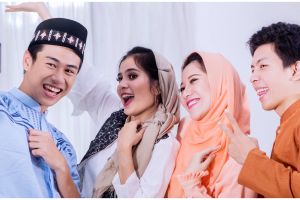 7 Ide pose foto bareng keluarga saat Lebaran di rumah, kece abis