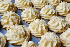 10 Trik membuat kue sagu, renyah dan antigagal