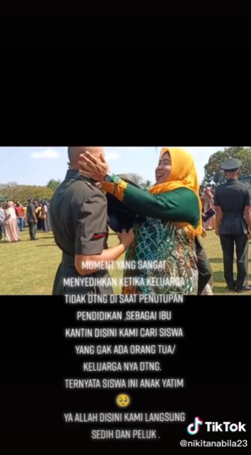 Bikin haru, momen ibu kantin temani prajurit TNI yatim usai pendidikan