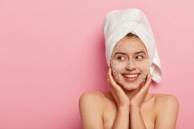 8 Cara memakai scrub wajah agar kulit makin mulus