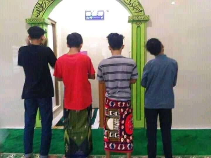 11 Potret kepepet nggak ada sarung saat salat, nyeleneh abis