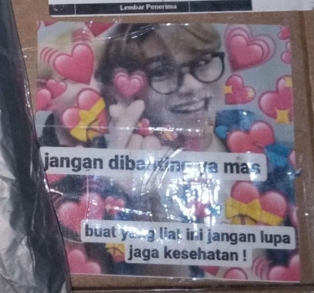 11 Potret stiker K-Pop jangan banting di paket ini bikin salah fokus