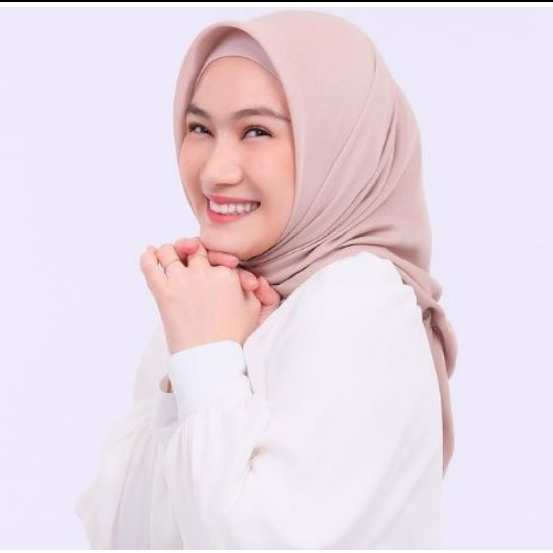 Inspirasi gaya hijab 7 seleb untuk Lebaran, simpel dan modis
