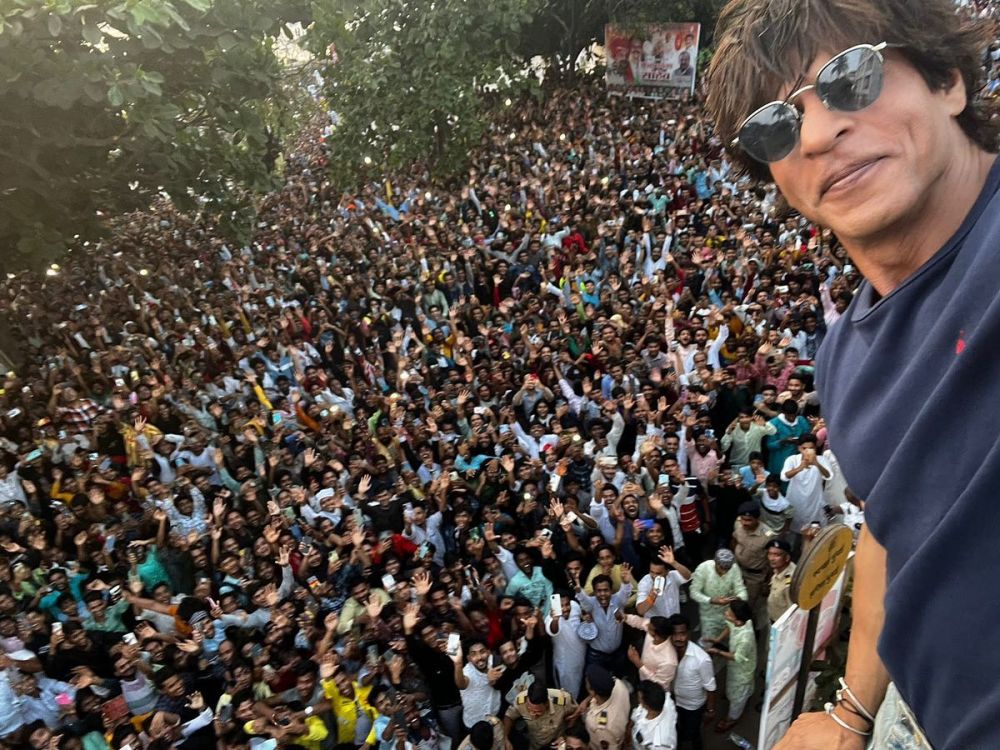 Rayakan momen Lebaran, rumah Shah Rukh Khan dipadati ribuan fans