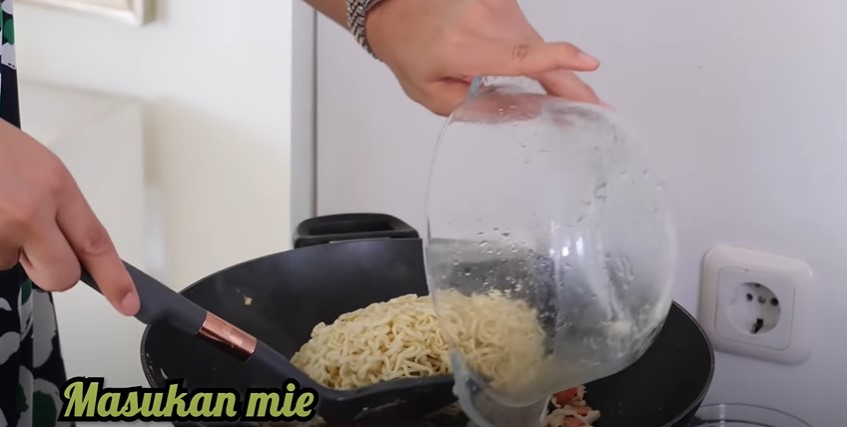 13 Langkah Titi Kamal bikin mi tek tek ala abang-abang, simpel abis