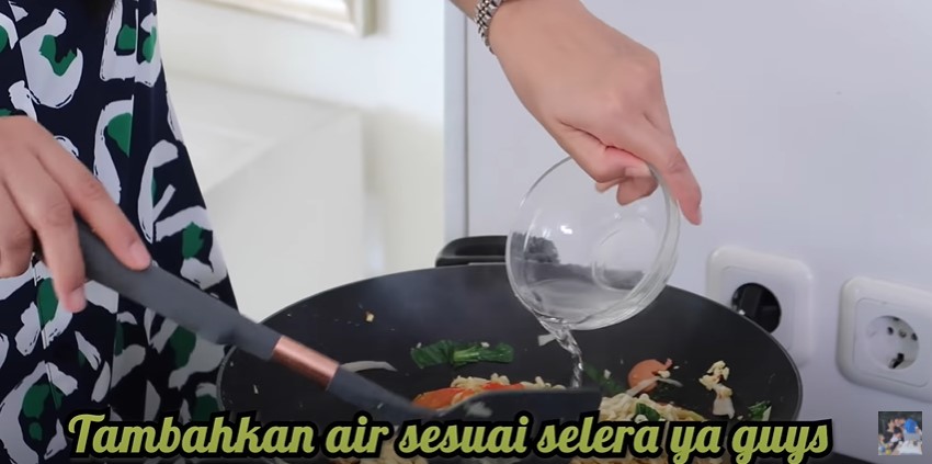 13 Langkah Titi Kamal bikin mi tek tek ala abang-abang, simpel abis