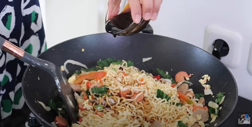 13 Langkah Titi Kamal bikin mi tek tek ala abang-abang, simpel abis