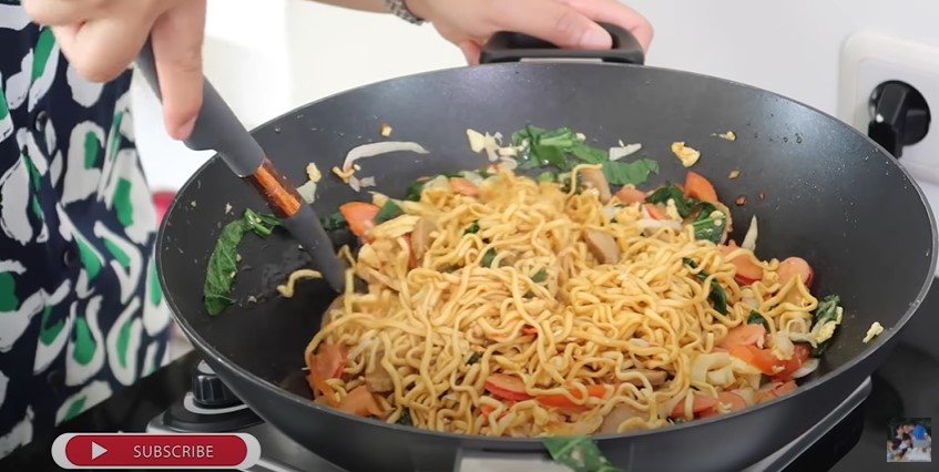 13 Langkah Titi Kamal bikin mi tek tek ala abang-abang, simpel abis