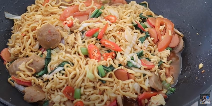 13 Langkah Titi Kamal bikin mi tek tek ala abang-abang, simpel abis