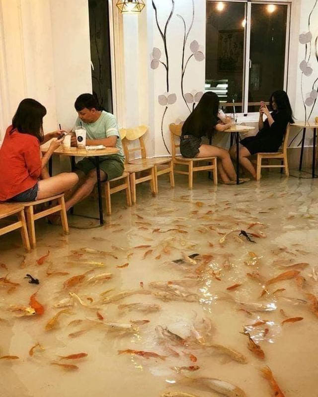 11 Momen janggal pas makan bareng ini bikin gagal fokus