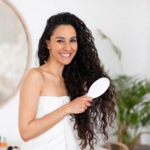 9 Cara merawat rambut keriting agar mudah diatur, gunakan konditioner